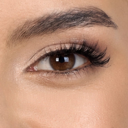 Close-up of an eye wearing WOSADO daisy magnetic lashes, with original lash detail preserved.
