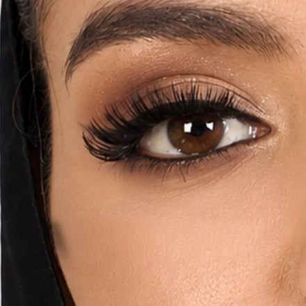 Close-up of an eye wearing WOSADO forest magnetic lashes, with original lash detail preserved.