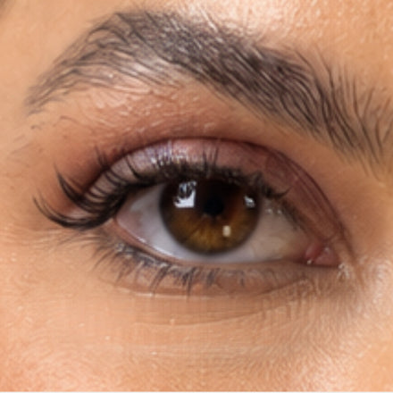 Close-up of an eye wearing WOSADO sakura magnetic lashes, with original lash detail preserved.
