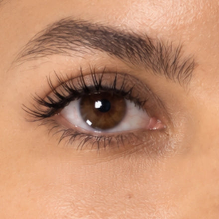 Close-up of an eye wearing WOSADO velvet magnetic lashes, with original lash detail preserved.