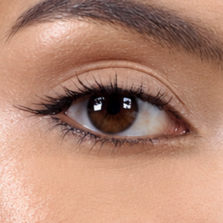 Close-up of an eye wearing WOSADO foxy magnetic lashes, with original lash detail preserved.