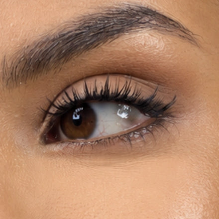 Close-up of an eye wearing WOSADO orchid magnetic lashes, with original lash detail preserved.