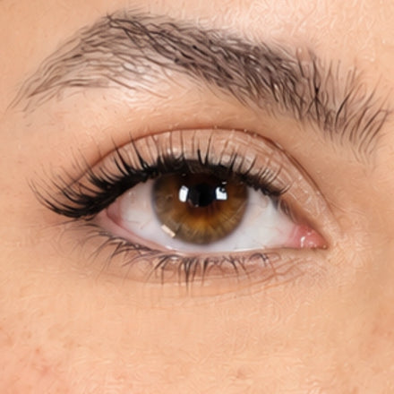 Close-up of an eye wearing WOSADO peony magnetic lashes, with original lash detail preserved.