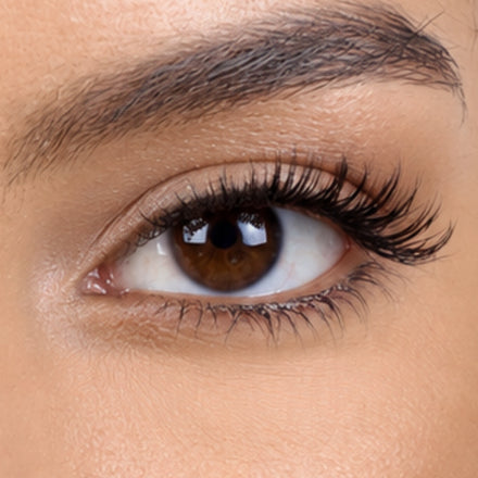 Close-up of an eye wearing WOSADO tulip magnetic lashes, with original lash detail preserved.